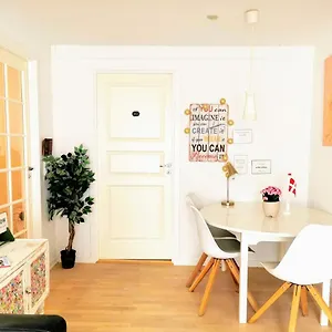 300 Meter Walk To Lego House - 80m2 Two Bedroom With Garden - Unit B Lejlighed